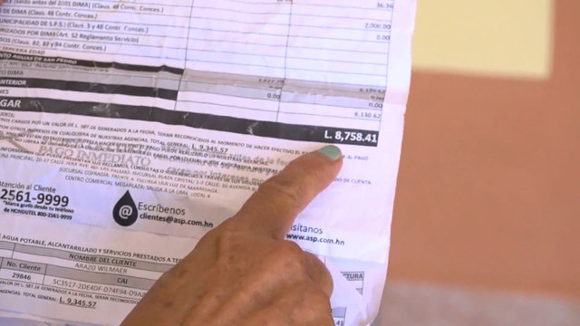 Señora de la tercera edad denuncia cobros excesivos por consumo de agua