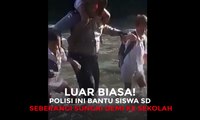 Polisi Ini Bantu Siswa SD Seberangi Sungai Demi ke Sekolah