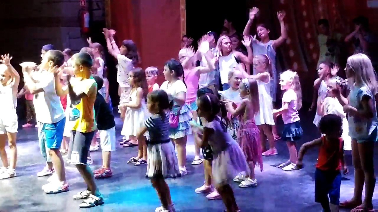 Champion Hotelde akşam yemeği ve mini disco zamanı, eğlenceli çocuk videosu