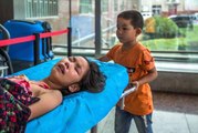 Ablasını Hastanede Yalnız Bırakmayan 7 Yaşındaki Çocuk İnsanlık Dersi Verdi