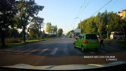 Ce chauffard évite de peu un piéton et percute une autre voiture...