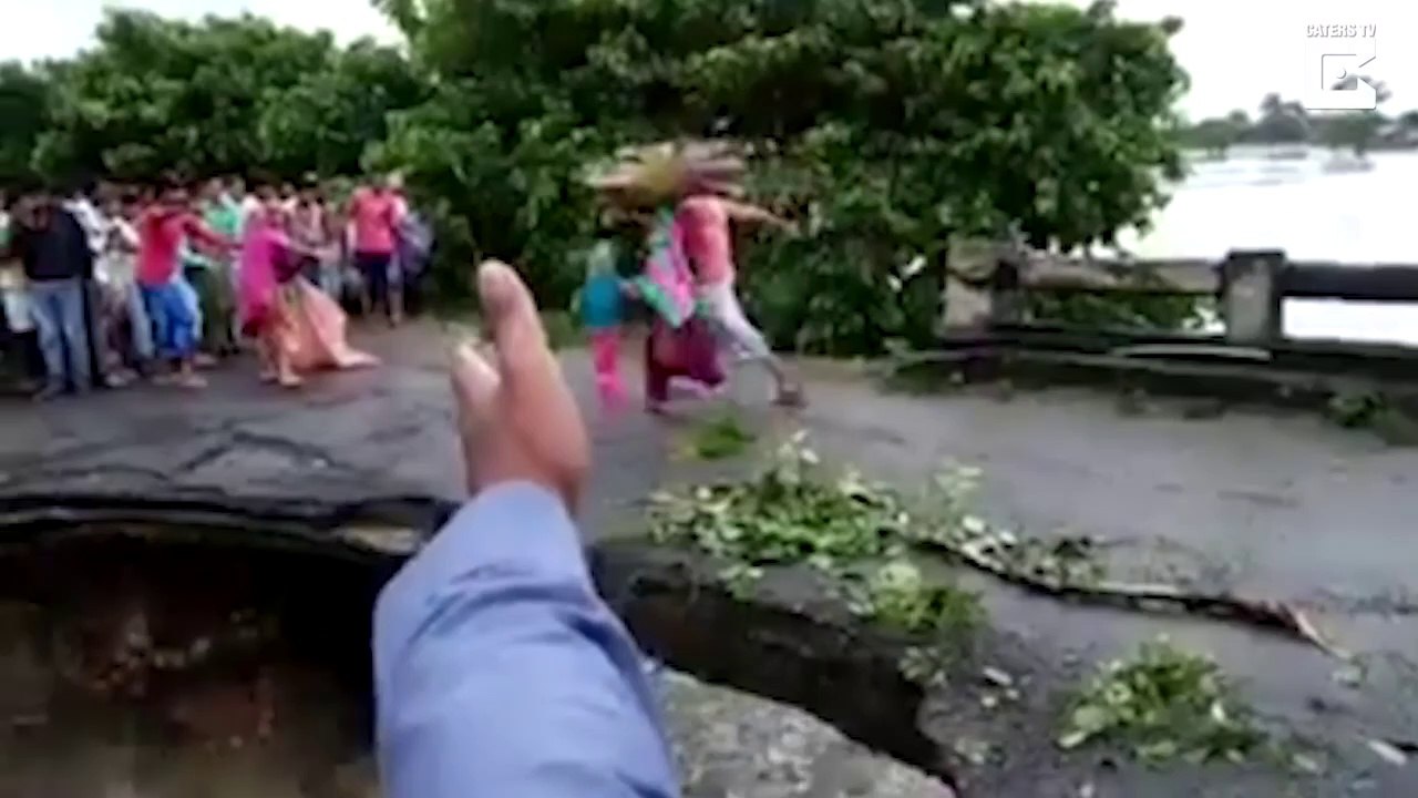 Ils prennent tout les risques pour traverser un pont à moitié détruit et c'est le drame!