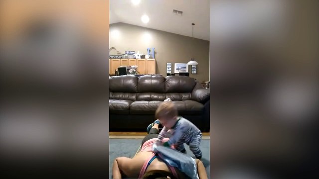 Un bébé veut absolument aider sa maman pendant son entraînement !