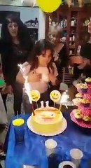 Une fille prend feu au moment de souffler ses bougies danniversaire !
