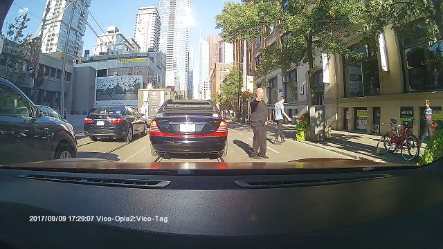 Les équipes de sécurité de Drake arrête la circulation