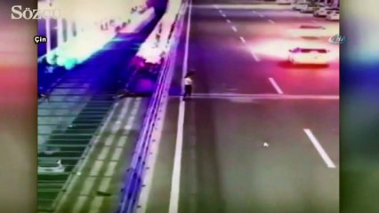 Genç kız tren yoluna uçtu