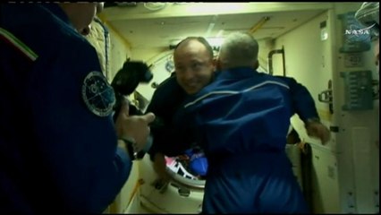 Video herunterladen: Acoplada con éxito la nueva Soyuz tripulada a la EEI