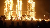 Il se jette dans les flammes du Burning Man.