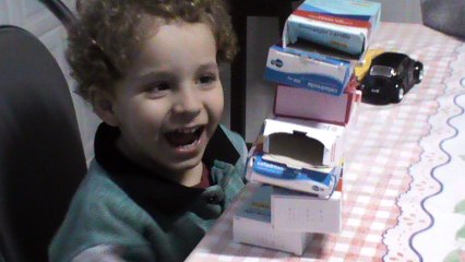 Theo derruba as caixas (2015)