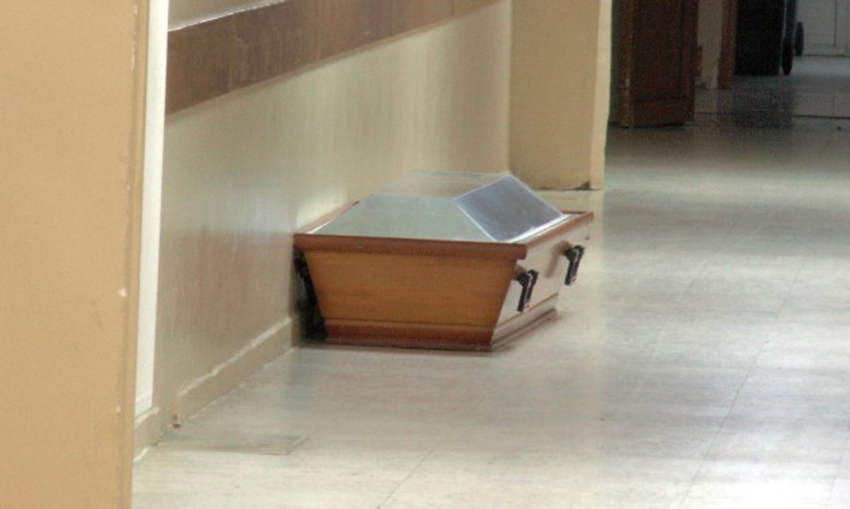 Ölen Erkek Kardeşine Son Kez Bakmak İsteyen Abi, Kadın Cenazesini Görünce Şoke Oldu