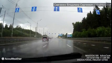 Une Lamborghini part en aquaplaning sur l'autoroute