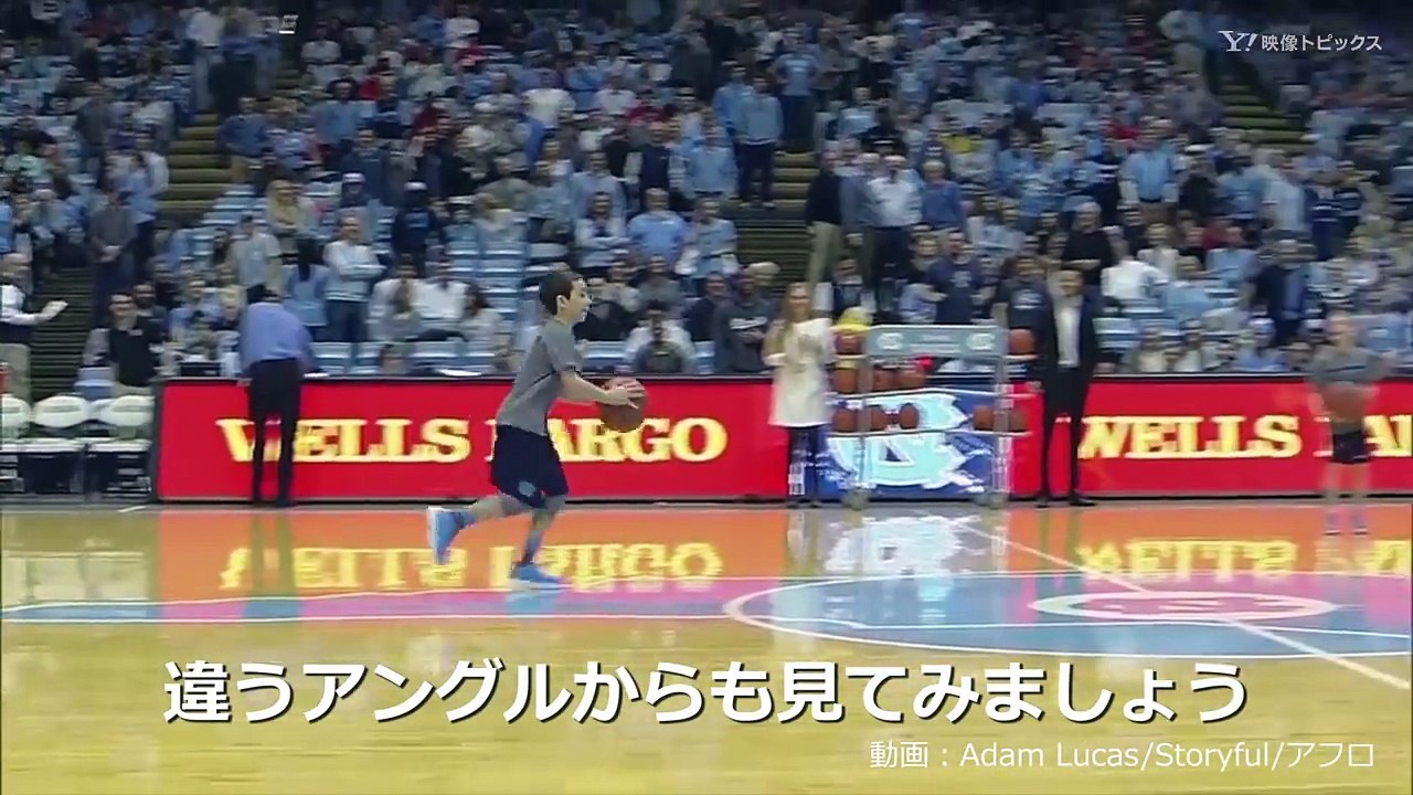 ボールボーイの神業シュートに大歓声