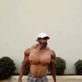Un bodybuilder qui a abusé du synthol nous fait voir sa musculature
