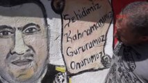 İzmir Minibüs Durağı Duvarına Kahraman Polisin Resmini Yaptı