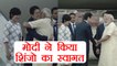 PM Modi ने गले लगाकर किया Japanese PM  Shinzo Abe का Welcome । वनइंडिया हिंदी