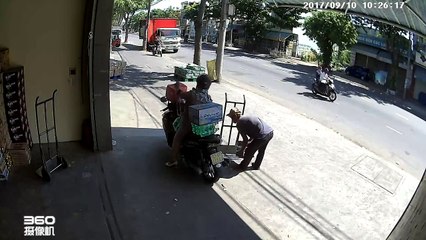 Thanh niên trộm bia gây tai nạn, bị chủ cầm ghế phang sấp mặt