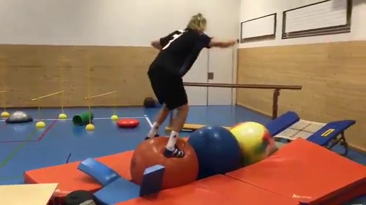 Parcours de fou dans une salle de gym par ce skieur à l'entraînement.. il ne touche pas le sol !