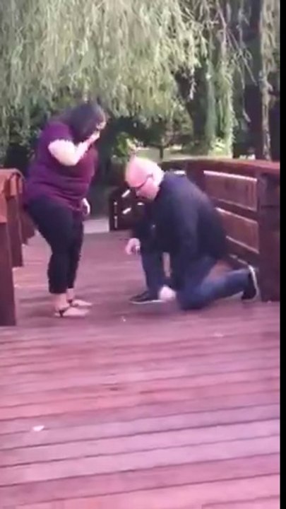 Il perd la bague de fiançailles au moment de sa demande en mariage sur un ponton !