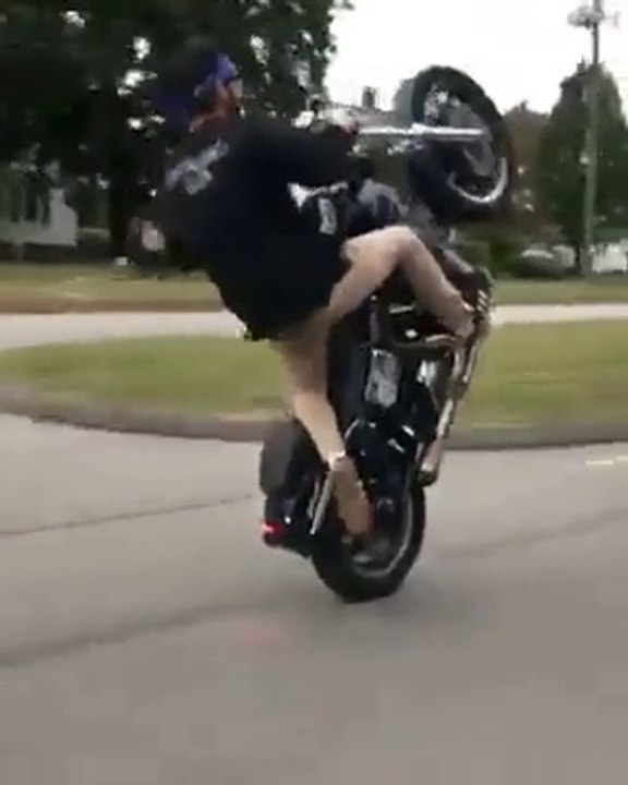 Il roule en moto à la verticale pendant 1 minute !! Suicidaire ce motard..