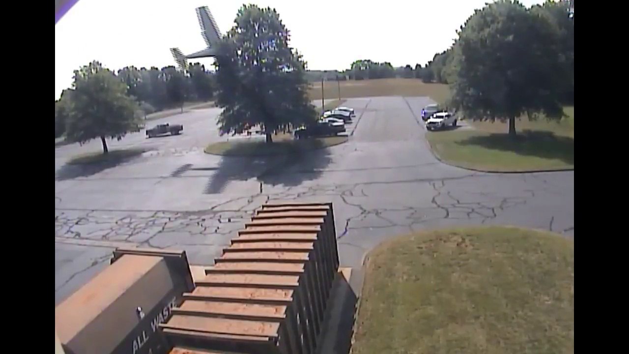 L’impressionnant crash d'un avion dans un arbre