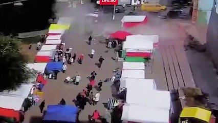 Le mur d'un batiment s'effondre sur un marché et fait 8 blessés !