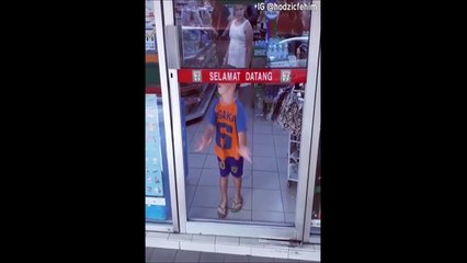 Ce gamin pousse une porte... mais y'a pas de porte! FAIL