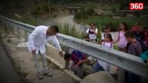 Femijet kalojne autostraden per te shkuar ne shkolle (360video)