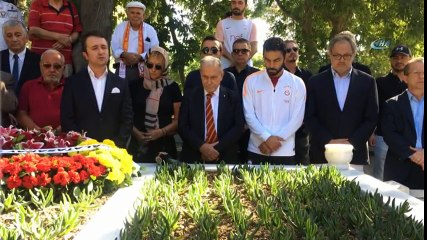 Metin Oktay, Kabri Başında Anıldı