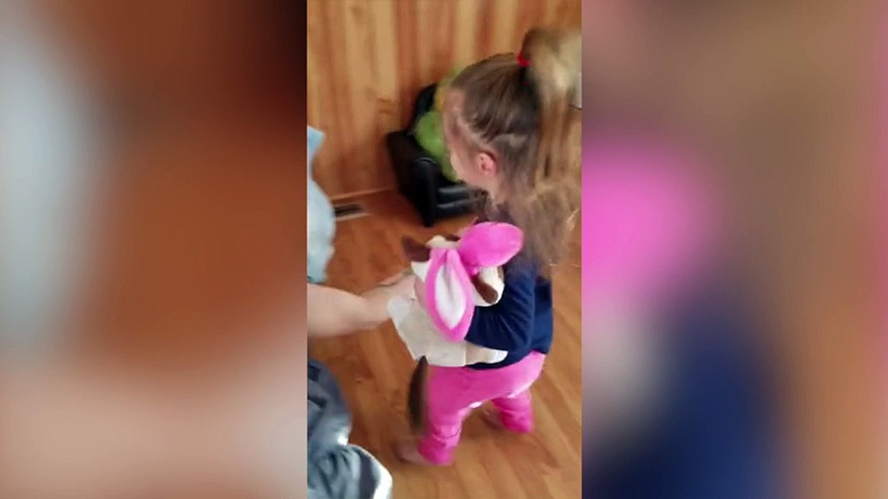 Une petite fille voit son père sans barbe pour la première fois !