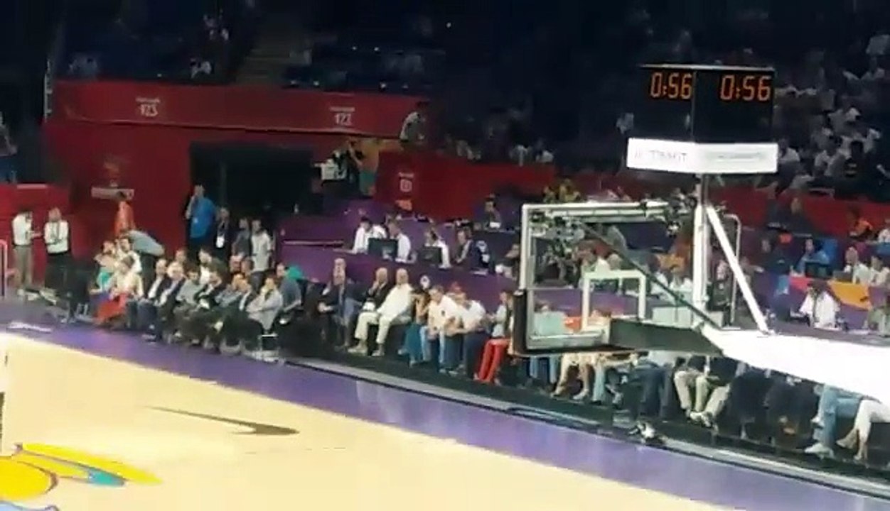 Ο Ντούσαν Ίβκοβιτς παρακολουθεί το Ελλάδα-Ρωσία