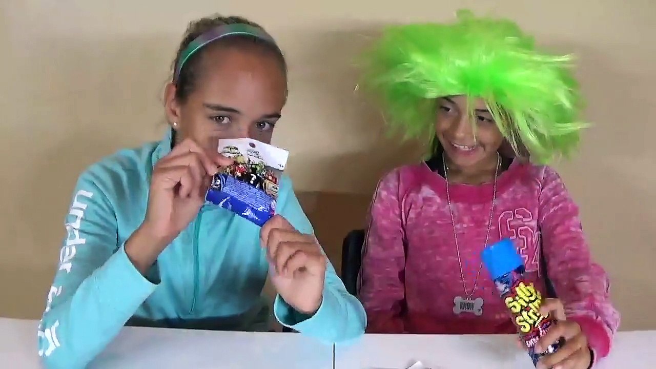 SPIDERS ATTACK GIRLS! Gross Giant Insects SURPRISE TOYS TO SEE