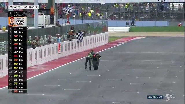 Le pilote français Johann Zarco passe la ligne d'arrivée en poussant sa moto