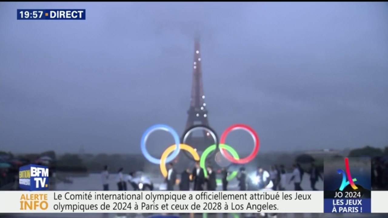 Les anneaux olympiques dévoilés devant la Tour Eiffel pour fêter les J.O. 2024