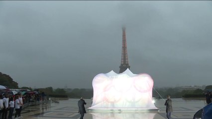 #Paris2024 Les anneaux des #JO dévoilés sur le parvis du Trocadéro http://bit.ly/2x0H3mO