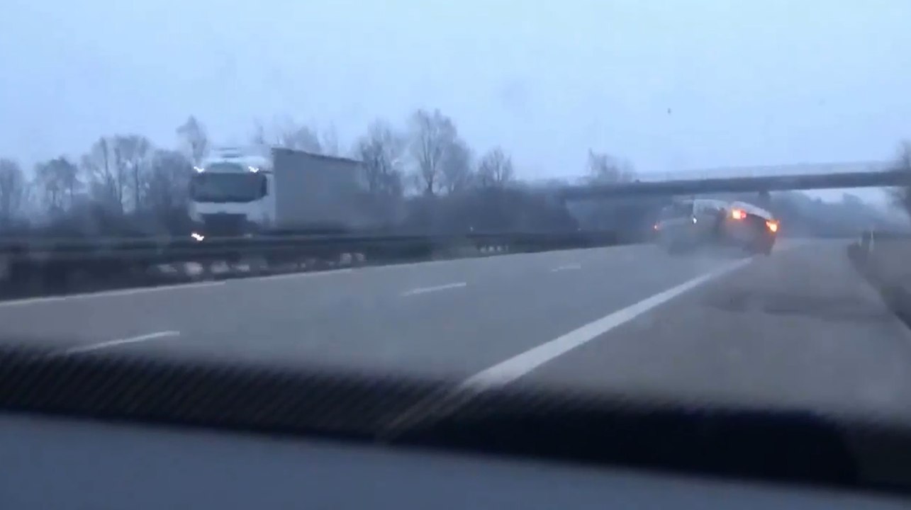 Une voiture tente d'échapper à la police sur l'autoroute.