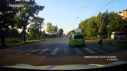 Se comió una luz roja y terminó estrellándose contra otro auto