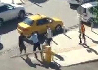 Halk Otobüsü Şoförü Tartıştığı Sürücüyü Böyle Yumrukladı