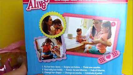 Bébé vivant en changeant temps poupée alimentation et en changeant vidéo