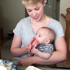 Ce bébé est vraiment accro à la pastèque