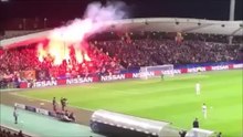 Le fumigène atterrit près de l'arbitre