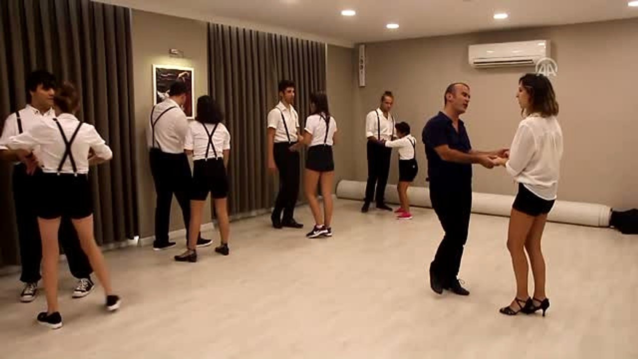 Dans Ederek Engellerini Aşacaklar