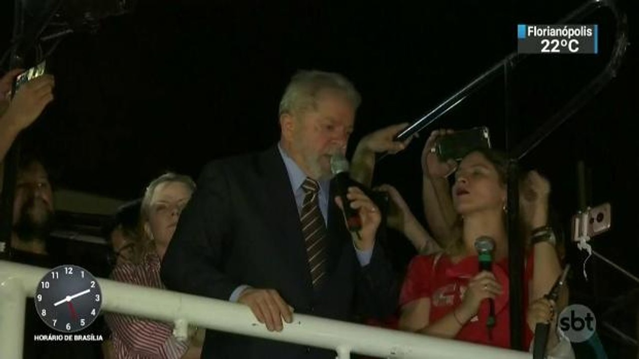 Ex-presidente Lula discursa em Curitiba após de...