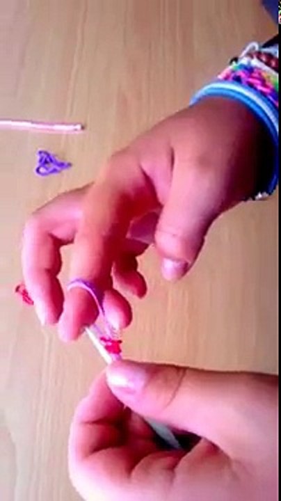 Comment faire un papillon avec des élastiques sans machine