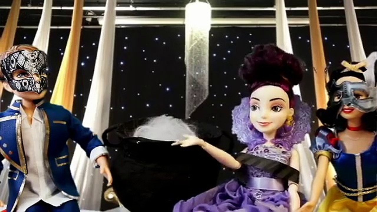 Disney DESCENDANTS FINALE! Do Ben and Mal get their HAPPY ENDING? Doll story parody
