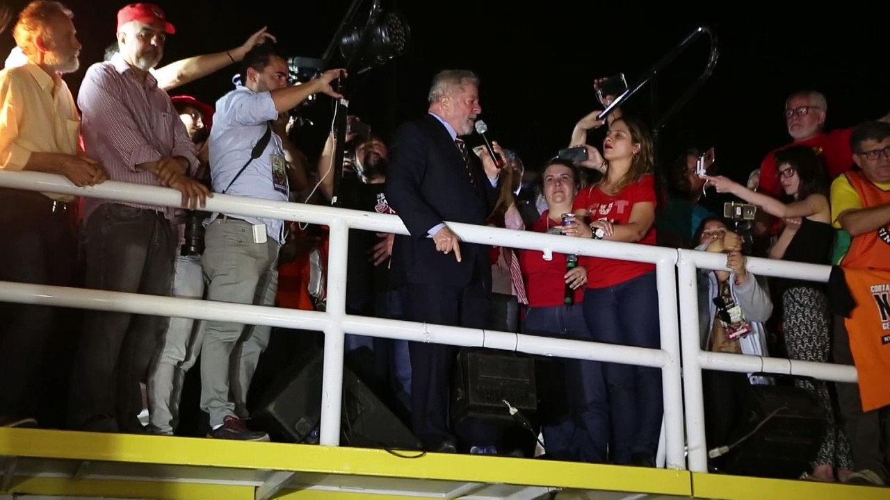 Lula discursa após depoimento
