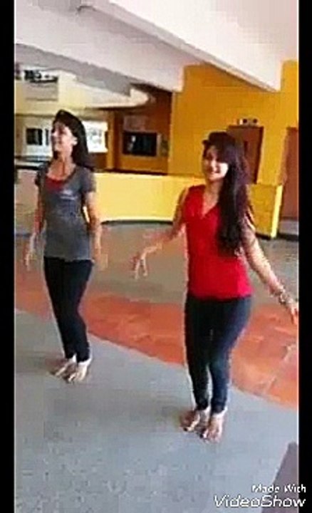 collage girl dance in hostel with friends