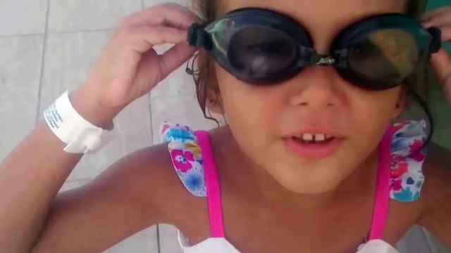 Antalya kemer Dolusupark Balık havuzunda sualtı çekimi Köpek balığı ve vatozlar,çocuk videosu