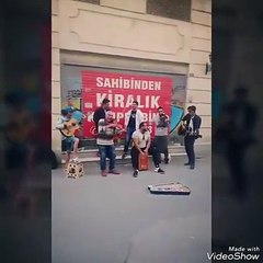 amr diab singing in the street with turkish people