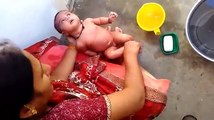Bébé bain par par pleurs sa Indien bébé à Il aujourdhui sans pour autant Hanuman mathaji petit-fils {rudraks