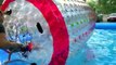 Un et un à un un à et des balles pour amusement amusement géant dans enfants de plein air récréation piscine à Il eau